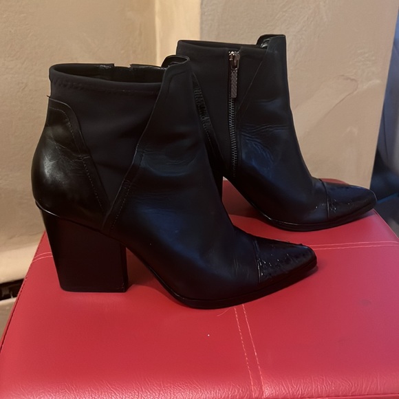 Donald Pliner: Leather Black Bootie, Size 9 - Picture 7 of 7